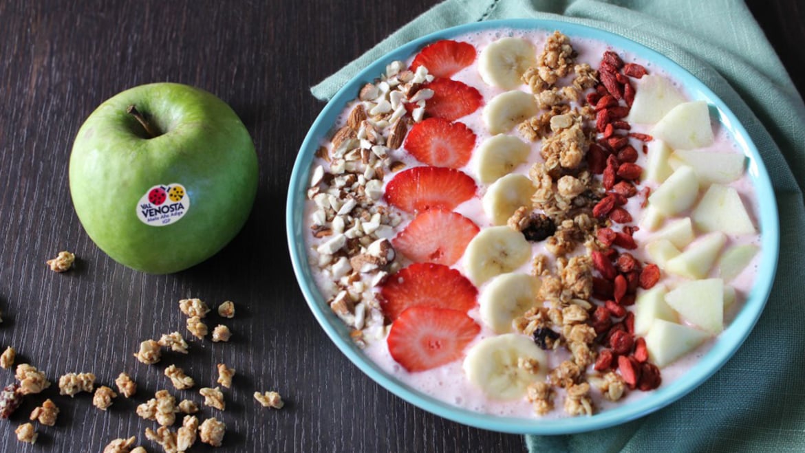 Smoothie Bowl mit Granny Smith-Äpfeln, Erdbeeren und Jogurt