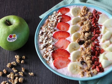 Smoothie Bowl mit Granny Smith-Äpfeln, Erdbeeren und Jogurt