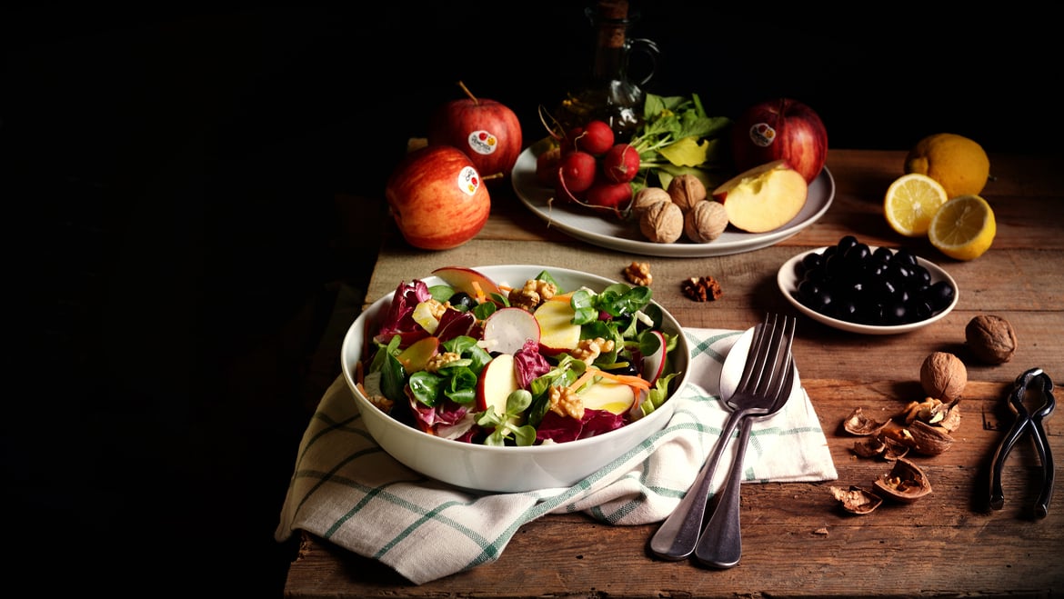 Salat mit Gala Äpfeln<br>und Walnüssen