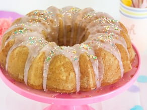 Bundt cake<br>with apples and cream