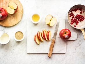 Amaranth porridge<br>with envy™ apples and caramelized currants