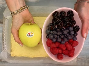 Torta di mele e frutti di bosco