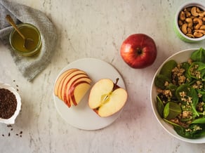 Ensalada de espinacas <br>y manzanas Gala con quinoa