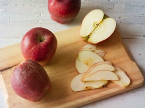 Ensalada de cicorino, manzana Red Delicious y frambuesas