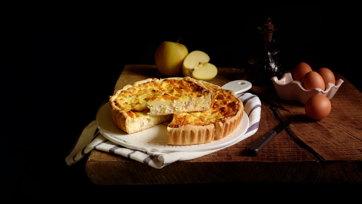 Quiche with cheese, pancetta and Golden Delicious apples