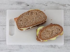 Sandwiches mit Golden Delicious-Äpfeln, Stilfser Käse und Speck