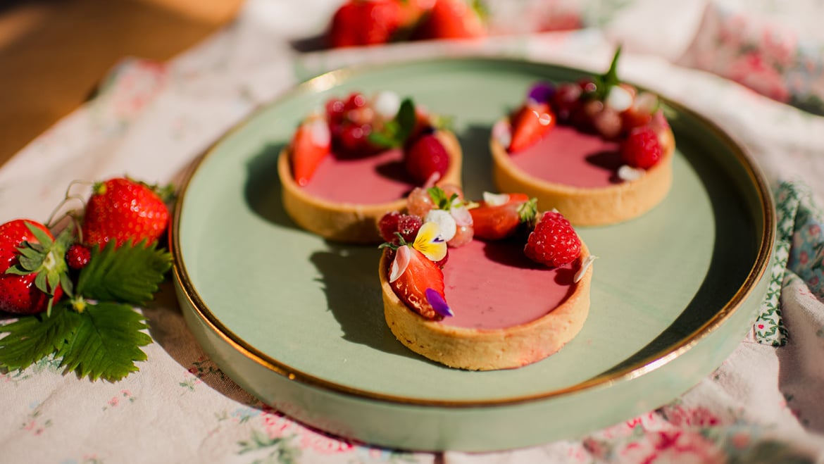 Tartelettes filled with<br>strawberry - mint - Panna Cotta