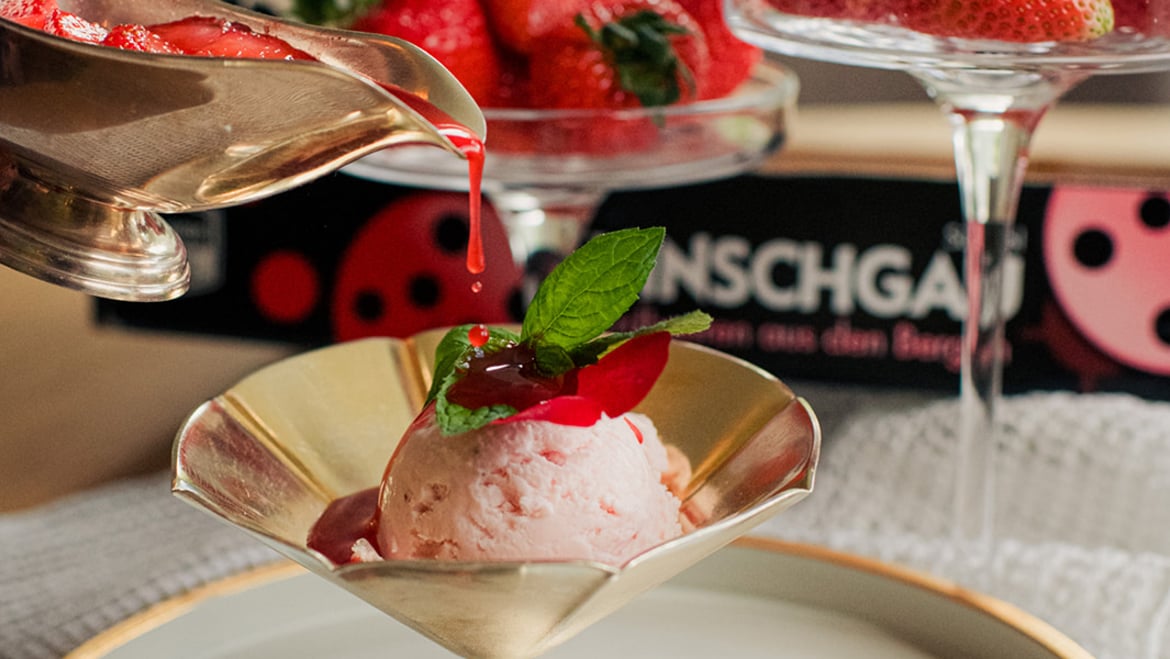 Ice cream with mountain strawberry sauce