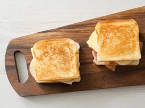 Sándwich con manzanas Gala,<br>tocino y Fontina