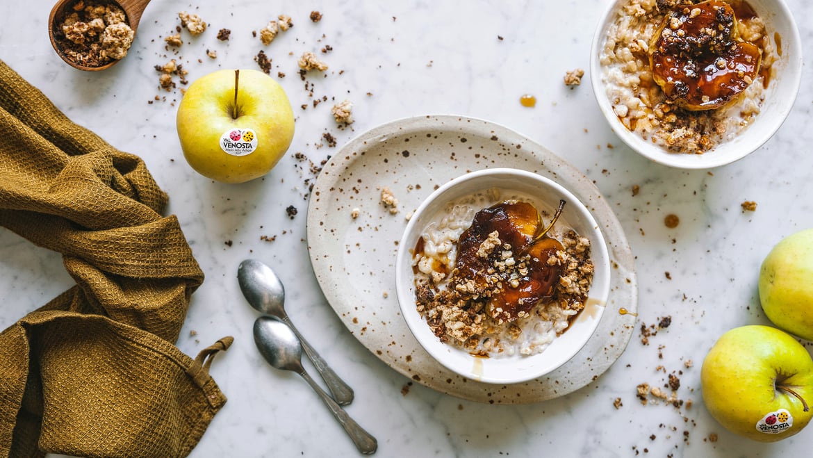 Vanille-Milchreis mit karamellisierten Äpfeln und Crumble