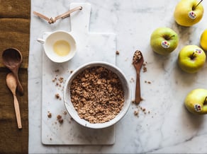 Vanille-Milchreis mit karamellisierten Äpfeln und Crumble