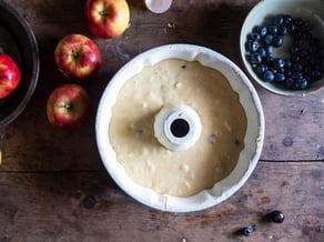 Bizcocho de espelta y avena<br>con manzanas Topaz y arándanos