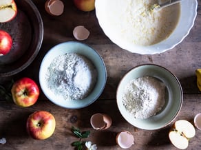 Dinkel-Hafer-Gugelhupf<br>mit Topaz-Äpfeln und Heidelbeeren