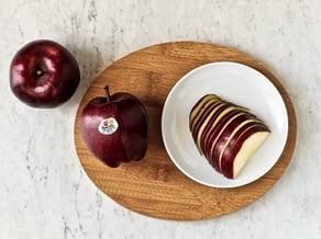 Cuencos de batido de manzanas Red Delicious y fresas