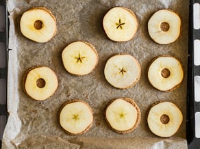 Cinnamon biscuits with organic Red Delicious apples