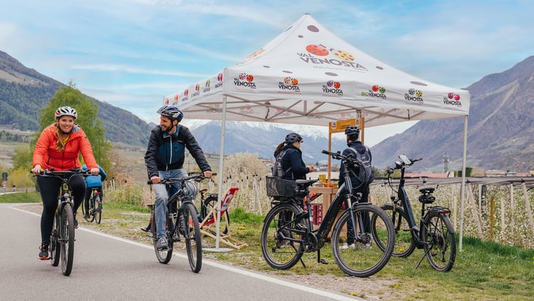 Uno stand di mele itinerante, lungo la pista ciclabile