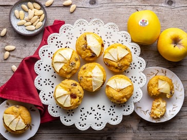 Pastelito de manzana Golden Delicious y polenta con almendras y pasas sultanas