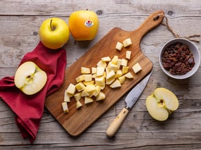 Tortine di mele Golden Delicious e polenta con mandorle e uvetta