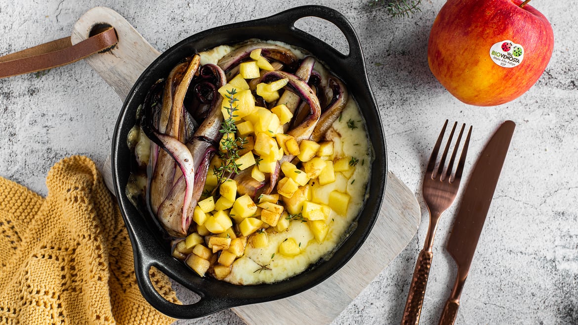 Radicchio saltato e mele Pinova Bio su fondue di formaggio