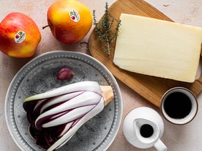 Radicchio saltato e mele Pinova Bio su fondue di formaggio