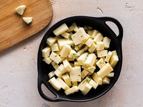 Salteado de achicoria roja y manzanas Pinova Bio sobre fondue de queso