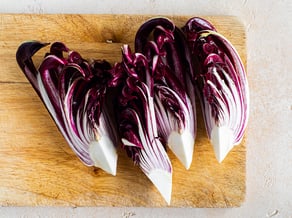 Radicchio saltato e mele Pinova Bio su fondue di formaggio