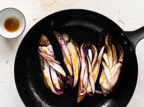 Radicchio saltato e mele Pinova Bio su fondue di formaggio