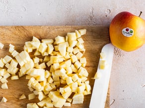 Salteado de achicoria roja y manzanas Pinova Bio sobre fondue de queso