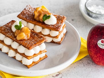 Millefeuille with vanilla cream and organic Red Delicious apples