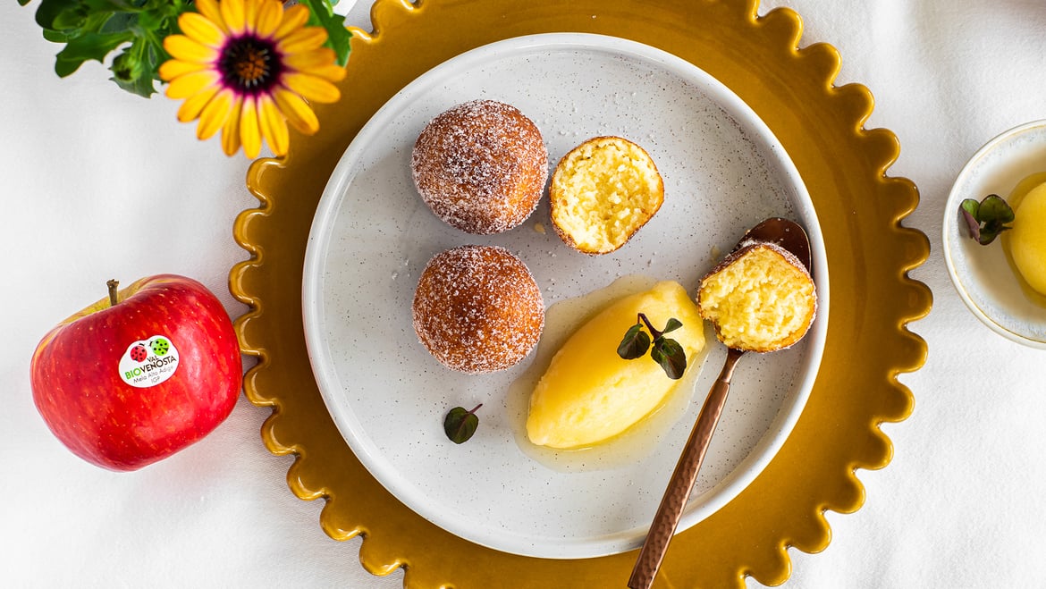 Frittierte Ricottaknödel mit Bio-Topaz-Apfelsorbet