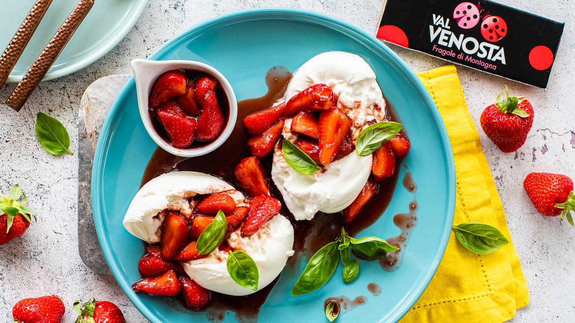 Burrata mit Erdbeeren aus dem Vinschgau und Balsamicoessig