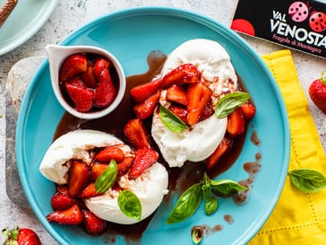 Burrata mit Erdbeeren aus dem Vinschgau und Balsamicoessig