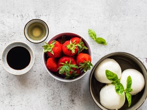 Burrata mit Erdbeeren aus dem Vinschgau und Balsamicoessig