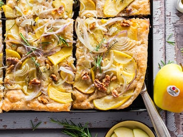 Focaccia mit Golden Delicious-Äpfeln aus dem Vinschgau und Zwiebeln