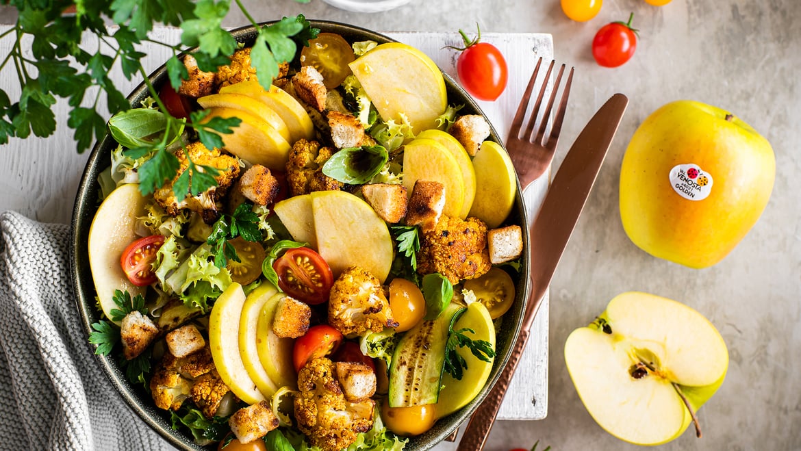 Salad with roasted cauliflower and Golden Delicious apples from Val Venosta