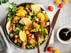 Salat mit geröstetem Blumenkohl und Golden Delicious-Äpfeln aus dem Vinschgau