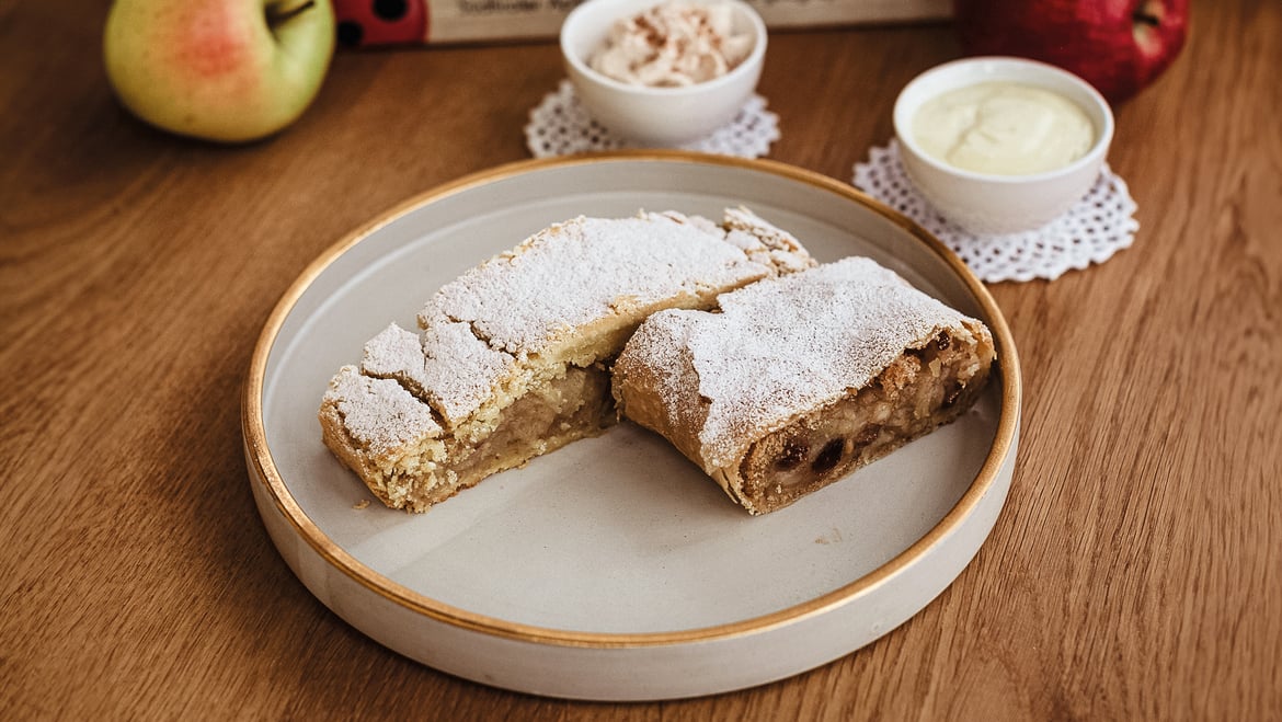 Strudel de manzana de masa quebrada con espuma de vainilla