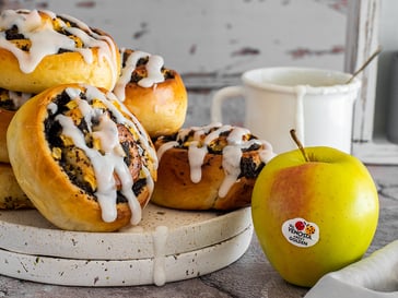 Hefeschnecken mit Mohn-Golden Delicious-Füllung