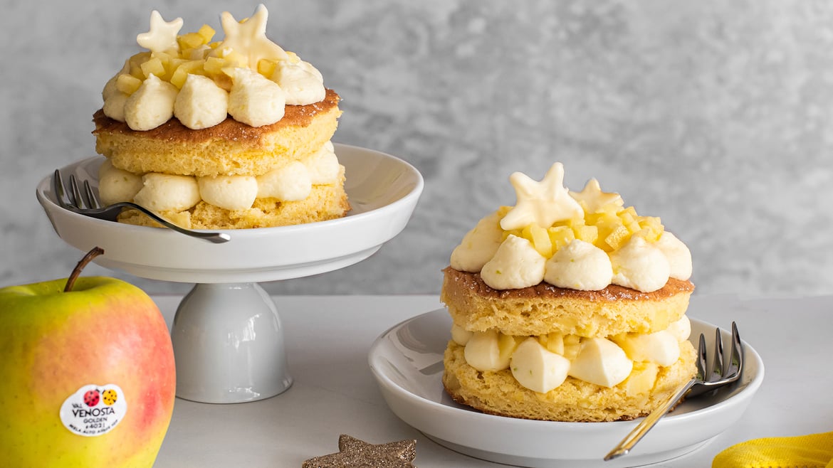 Kopie von Sponge roll filled with spiced Red Delicious apples