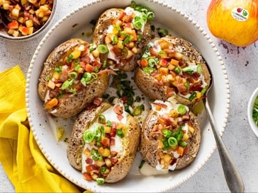 Kopie von Kopie von Sponge roll filled with spiced Red Delicious apples